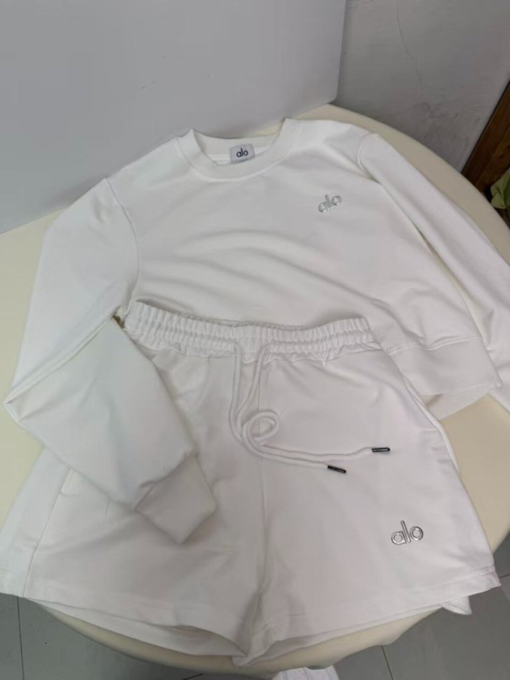 Alo Yoga White Sweatshirt Sportswear Set, Size L.